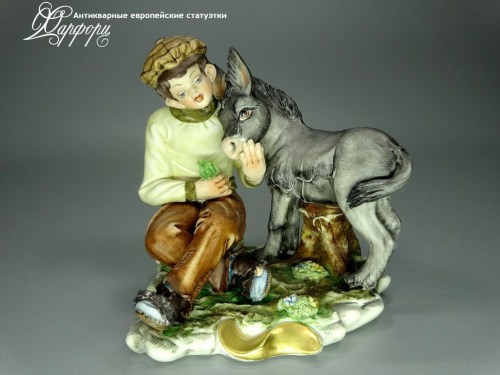 Купить фарфоровую статуэтку Capodimonte Мальчик с осликом